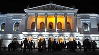 La fachada externa del Teatro Nacional Sucre en el Centro Histórico de Quito. (Cortesía de Quito Informa)