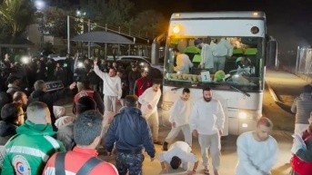 Prisioneros palestinos liberados por el Servicio de Prisiones israelí. (EFE)