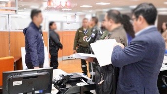 Proceso de allanamiento en el Sercop este 27 de febrero. (Fiscalía)