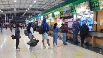 Usuarios compran boletos en la terminal de Quitumbe, al sur de Quito. (Cortesía de Quito Informa)
