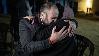 Familiares reciben a prisioneros liberados de cárceles israelíes, a su llegada al Hospital Europeo de Khan Yunis, en el sur de la Franja de Gaza. (EFE)