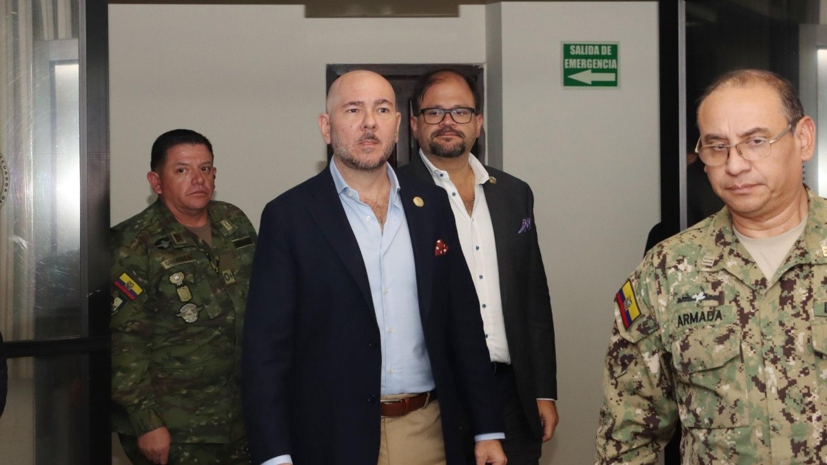 Ministros Reimberg y Loffredo en el Ministerio de Defensa. (API)
