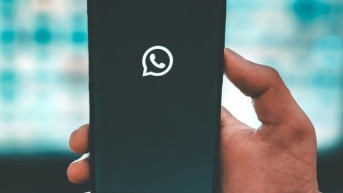 Imagen del logo de WhatsApp en un teléfono. (Unsplash)
