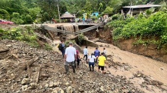 Por medio de la Dirección Distrital de Manabí, se inspeccionó la limpieza de la calzada producto de una palizada a causa de las lluvias, en la vía (E462B) tramo Ayacucho - Honorato Vásquez, km 22,5, sector Los Tamarindos. (@GoberManabi)