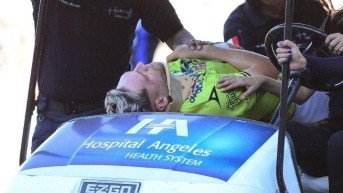 Emiliano Buendía, delantero del Puebla, siendo retirado de la cancha luego de convulsionar. (Redes sociales)