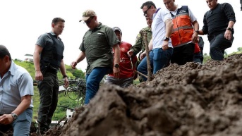 Según Jorge Carrillo, titular de la SNGR, al momento se han movilizado cerca de 1 000 paquetes de asistencia humanitaria con materiales de aseo personal, para dormir y de limpieza. (Flickr Presidencia)