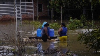 Imagen de la situación en la parroquia Pimocha, en Babahoyo, tras las lluvias de fines de febrero de 2025. (API)