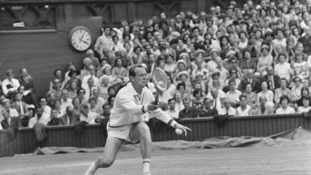 Fred Stolle en un partido en Wimbledon en 1965 (Foto: Internet)