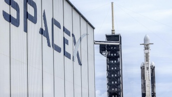 Fotografía de archivo fechada el 11 de octubre de 2023 que muestra un cohete Falcon Heavy de la compañia Space X, en el Complejo de Lanzamiento 39A en el Centro Espacial Kennedy de la NASA, en Florida (EE.UU.). (CRISTOBAL HERRERA-ULASHKEVICH / EFE)
