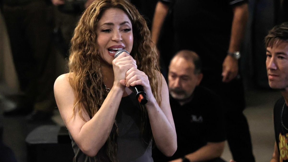 La cantante colombiana Shakira canta a sus seguidores frente al Hotel Mandarin, donde se alojaba tras la cancelación de sus dos conciertos en Chile, minutos antes de partir hacia el aeropuerto este lunes, en Santiago (Chile). (Javier Torres / EFE)