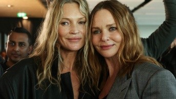 Diseñadora de modas Stella McCartney (Derecha) posa junto a la modelo Kate Moss. (AFP)