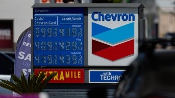 Fotografía de archivo en donde se observa el logo de la petrolera estadounidense Chevron. (Foto: EFE)