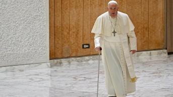 Fotografía de archivo del Papa Francisco llegando para una reunión con la Unión Católica de Profesores, Gerentes, Educadores, Formadores (UCIIM). (ANDREAS SOLARO / AFP)