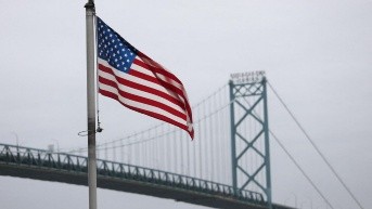 Camiones cruzan el Puente Ambassador entre Windsor, Canadá y Detroit, Michigan, el primer día de los nuevos aranceles del 25 % del presidente Donald Trump a los productos de Canadá y México. (Foto: AFP)