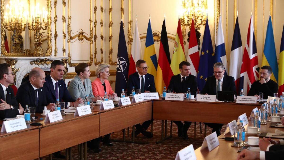 El primer ministro británico, Keir Starmer, junto al presidente de Ucrania, Volodímir Zelenski, y el presidente de Francia, Emmanuel Macron, durante la cumbre para analizar la situación de Ucrania en Londres. (EFE)