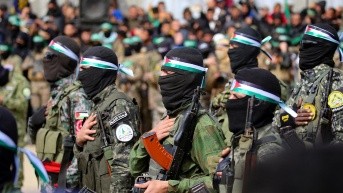 Palestinos y combatientes de Hamas se reúnen poco antes de la liberación de tres rehenes israelíes como parte del séptimo intercambio de rehenes-prisioneros. (AFP)