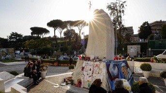 Las personas rezan frente a una estatua del Papa Juan Pablo II en la entrada del Hospital Gemelli, donde el Papa Francisco permanece hospitalizado, en Roma, Italia, 06 de marzo de 2025. El Papa Francisco fue admitido en el Hospital Agostino Gemelli de Roma el 14 de febrero de 2025 debido a una infección en las vías respiratorias. (FABIO FRUSTACI / EFE)