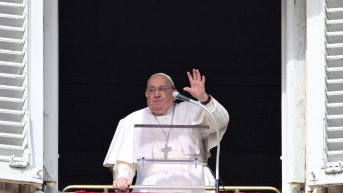 El Papa Francisco saluda a la multitud desde la ventana del Palacio Apostólico con vista a la Plaza de San Pedro. (AFP)