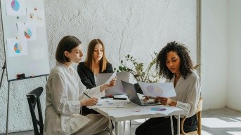 Imagen referencial para graficar a mujeres en el campo laboral. (Pexels)