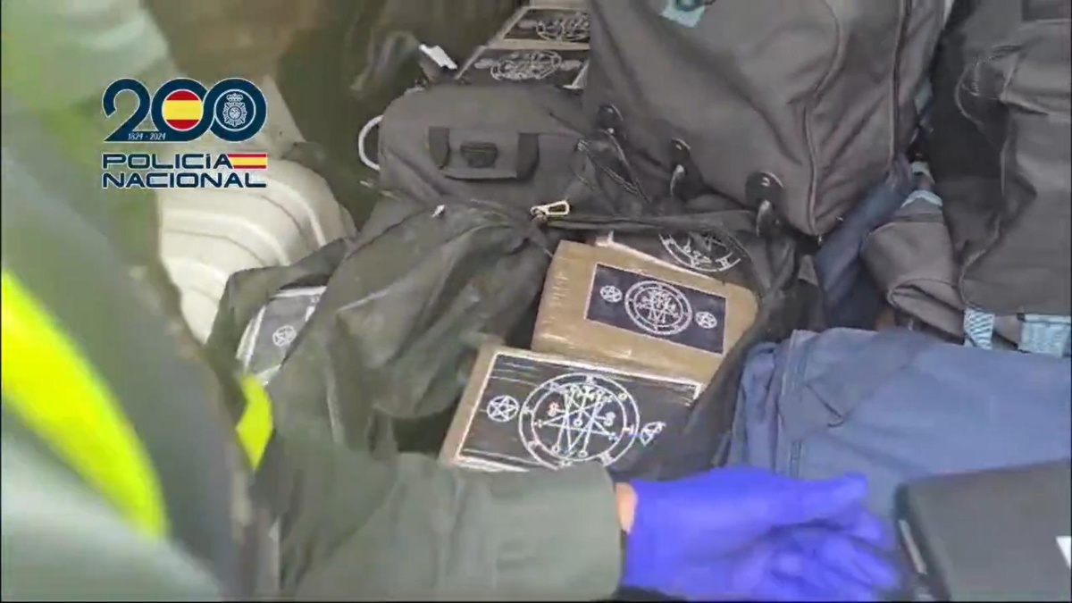 La Policía de España halla los paquetes de droga. (Captura de video)