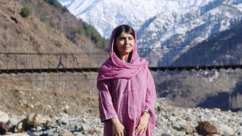 Fotografía tomada y difundida por el Fondo Malala el 5 de marzo de 2025 muestra a la Premio Nobel de la Paz y activista por la educación Malala Yousafzai posando durante una visita a su pueblo natal en Shangla. (HANDOUT / AFP)