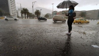 Fuerte lluvia en el sector de la Av. Naciones Unidas y 6 de Diciembre, estadio Olímpico Atahualpa. (API)