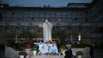 Los peatones toman fotografías del monumento a Juan Pablo II en el exterior del Hospital Gemelli, donde el papa Francisco está internado en Roma, el 8 de marzo de 2025. (Foto:AFP)