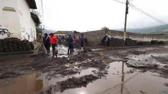 Los habitantes de la parroquia Olmedo, en Cayambe, colaboran con la limpieza y despeje de vías tras el aluvión. (MIES)