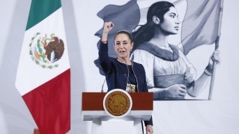 La presidenta de México, Claudia Sheinbaum, habla durante una rueda de prensa este viernes, en el Palacio Nacional de Ciudad de México (México). (Foto: EFE)
