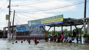 Fotografía del 4 de marzo de 2025 de personas en una zona inundada en Babahoyo, provincia de Los Ríos. (EFE)