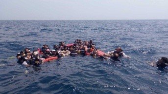 Unas 42 personas fueron rescatados tras el naufragio de una embarcación turística en la que viajaban desde la ciudad colombiana Cartagena hasta una isla en el mar Caribe, el 2 de marzo de 2025. (Internet)