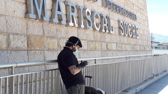 Foto de archivo de un pasajero en la terminal del aeropuerto Mariscal Sucre en Quito. (Elias L. Benarroch / EFE)