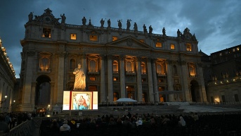 Fieles se reúnen en la plaza de San Pedro durante las oraciones del rosario por el Papa Francisco que sigue hospitalizado con neumonía, en El Vaticano el 10 de marzo de 2025. (ALBERTO PIZZOLI / AFP)