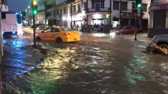 Calles anegadas en el centro de Loja por el desbordamiento del río Malacatos. (Captura)