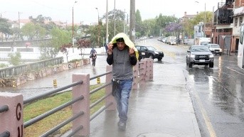 Día de lluvia en la ciudad de Cuenca. (API)