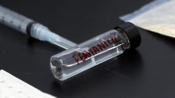 Fotografía de archivo del 2 de agosto de 2023 de un recipiente para analizar el opioide sintético fentanilo en el laboratorio químico de investigación de la Dirección de Antinárcoticos de Colombia en Bogotá (Colombia). (Mauricio Dueñas Castañeda / (EPA) EFE)