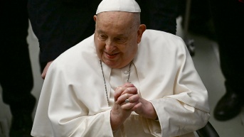 El Papa Francisco saluda a las personas al final de la audiencia general semanal el 12 de febrero de 2025 en la sala Pablo VI en El Vaticano. (AFP)
