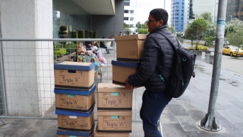 Ingreso al Complejo Judicial  de las 11 cajas con los cuerpos del proceso denominado Triple A, en el que estaría supuestamente involucrado el Aquiles Álvarez, alcalde de Guayaquil. (API)