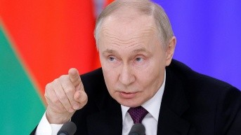 El presidente ruso Vladimir Putin habla durante una conferencia de prensa tras una reunión con su homólogo bielorruso Alexander Lukashenko en Moscú, Rusia, 13 de marzo de 2025. (MAXIM SHEMETOV/POOL / EFE)