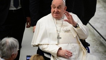 El Papa Francisco saluda a la gente al final de una audiencia a los participantes de la Conferencia Episcopal de Escandinavia, en el salón Pablo VI en El Vaticano. (AFP)