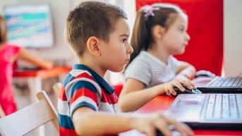 Niños en clases virtuales durante la pandemia. (Foto: Internet)