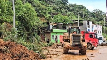 Maquinaria hace limpieza en Chaguarpamba (Loja). (Cortesía de Gestión de Riesgos)