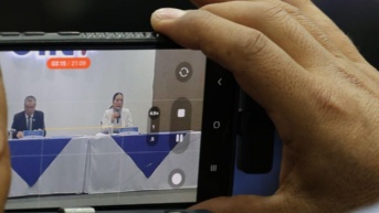 Momentos en los que se desarrollaba la rueda de prensa en la sede del CNE, en Quito. (Cortesía del CNE)