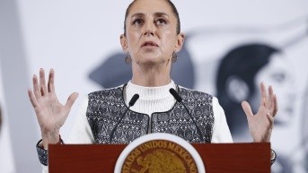 La presidenta de México, Claudia Sheinbaum, habla durante su rueda de prensa matutina este viernes, en el Palacio Nacional de Ciudad de México (México). (Mario Guzmán / EFE)