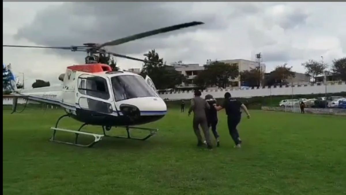 Captura de video cuando Mayra Salazar fue trasladada en helicóptero desde Ambato hacia Quito el 14 de marzo de 2025. (API)