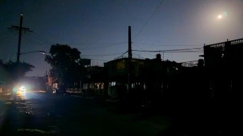 Fotografía de viviendas sin luz en un barrio este viernes, durante un apagón en La Habana. (Foto: EFE)