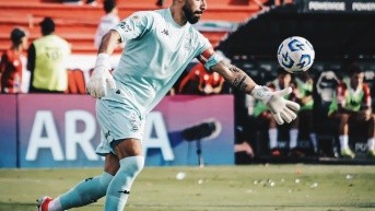 Hernán Galíndez pidió ayuda médica en su partido de Huracán. (Redes sociales)