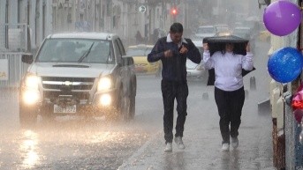Día de fuertes lluvias en Cuenca, Ecuador. (API)