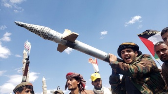 Un simpatizante de los hutíes lleva un misil simulado durante una protesta contra los ataques aéreos de EE. UU. a posiciones hutíes, en Sana'a, Yemen, 17 de marzo de 2025. (YAHYA ARHAB / EFE)