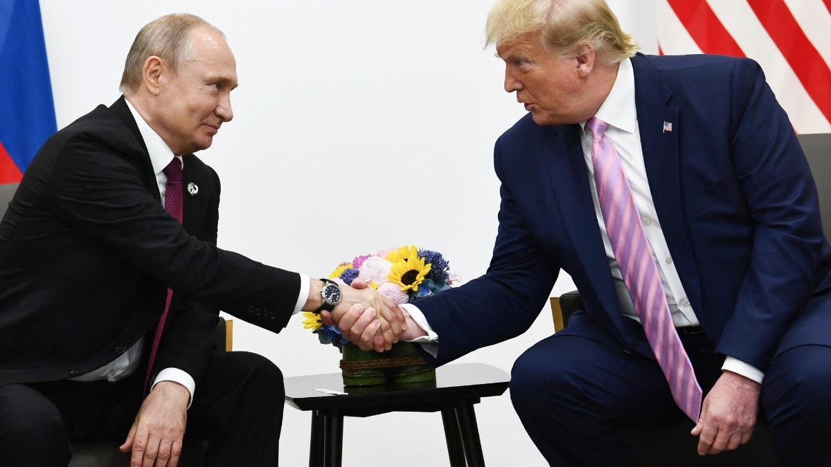 El presidente de EE. UU., Donald Trump (derecha), asiste a una reunión con el presidente de Rusia, Vladimir Putin, durante la cumbre del G20 en Osaka el 28 de junio de 2019. (AFP)